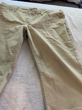 Womens Classic capris Pants in Khaki -  size 18M.  SKU 3031
